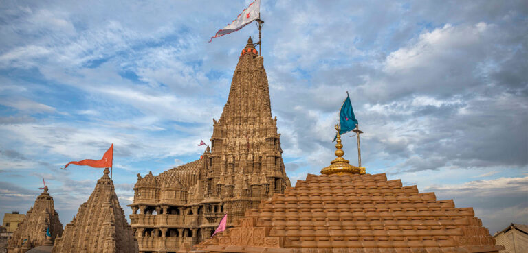 Dwarkadhish Temple, Dwarka | Shree Dwarkadhish Mandir History, Timings ...